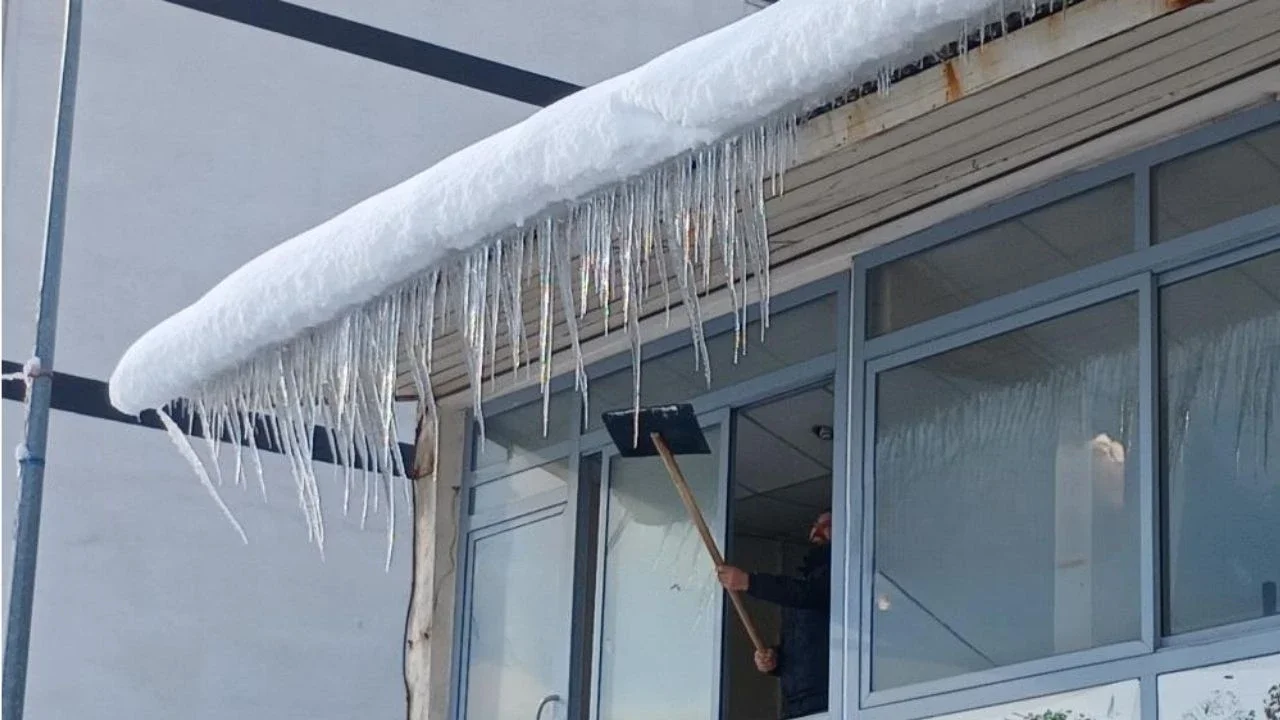 Kulp buz kesti: Çatılarda sarkıtlar oluştu