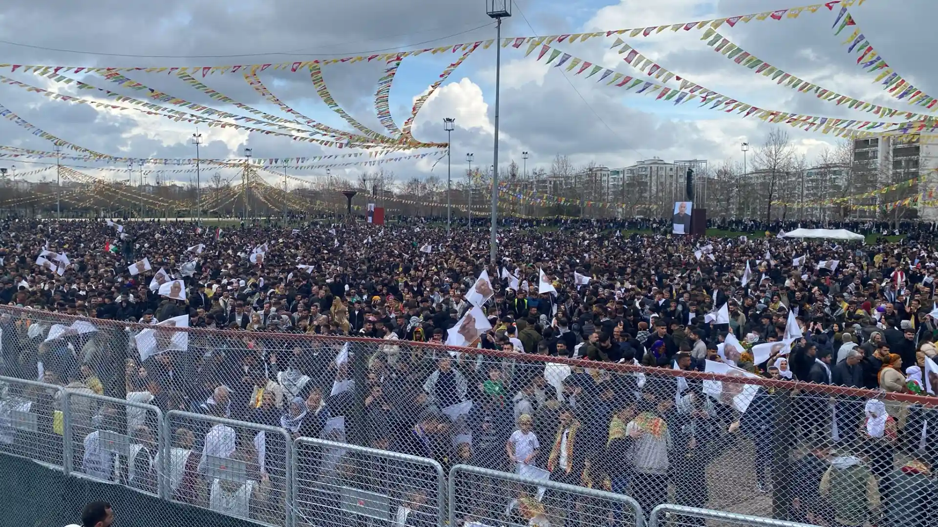 Diyarbakır'da Newroz Ateşi Yükseliyor: On Binler Parkı Doldurdu