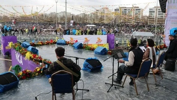 Amed Newrozu'nda Final: Yağmur Altında Özgürlük Halayı