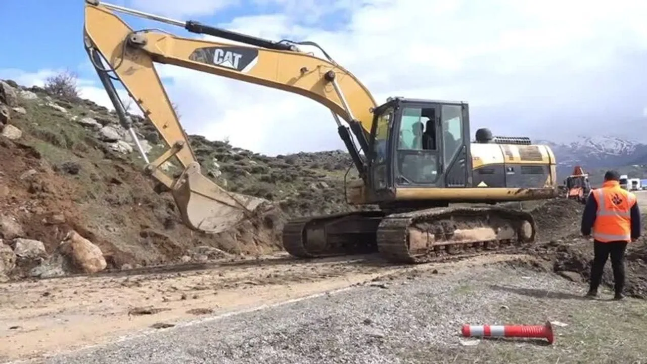 Kulp-Muş Yolu Heyelan Nedeniyle Kapandı