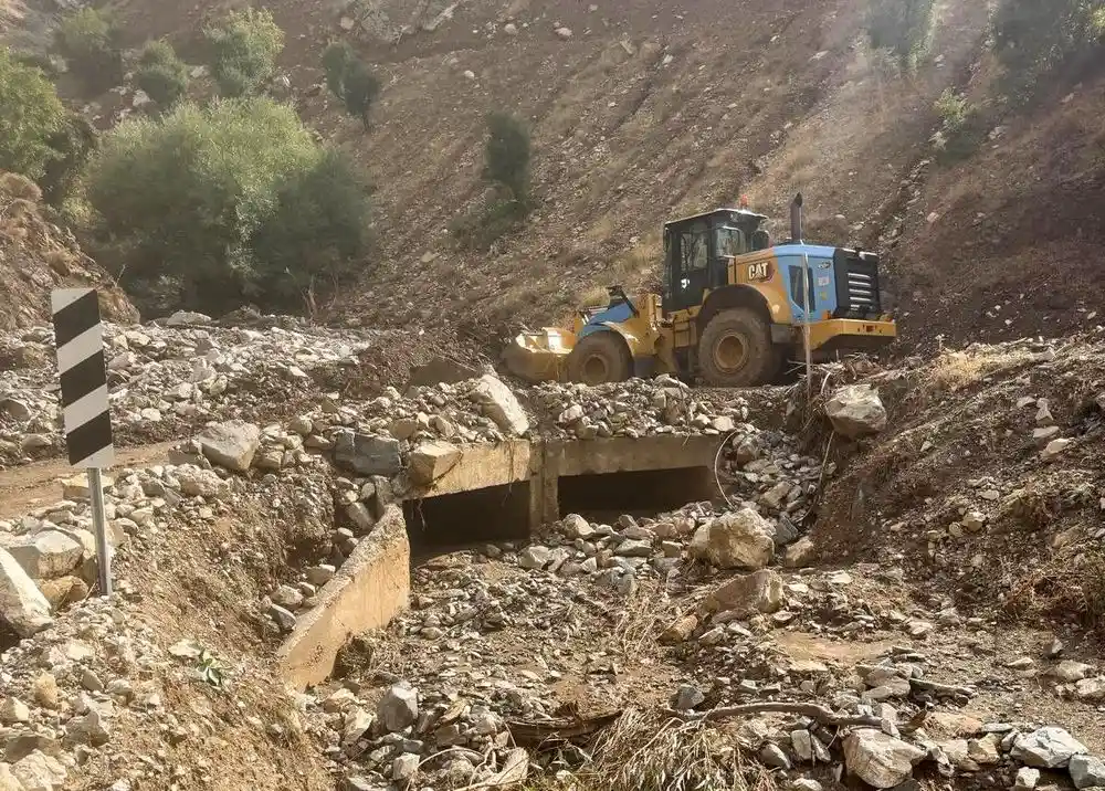Kulp'ta Sel Sonrası 200 Kilometrelik Yol Açma Çalışmaları Devam Ediyor