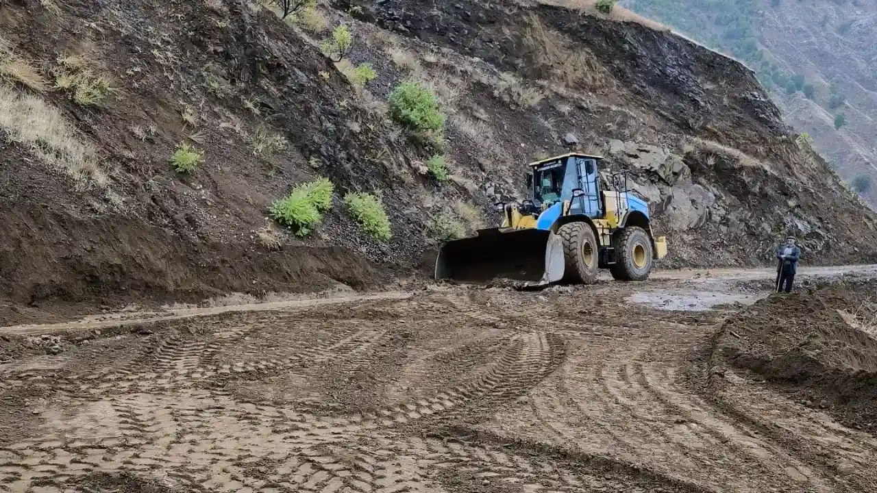 Kulp'ta Sel Sonrası Ulaşım Sorunları Gideriliyor